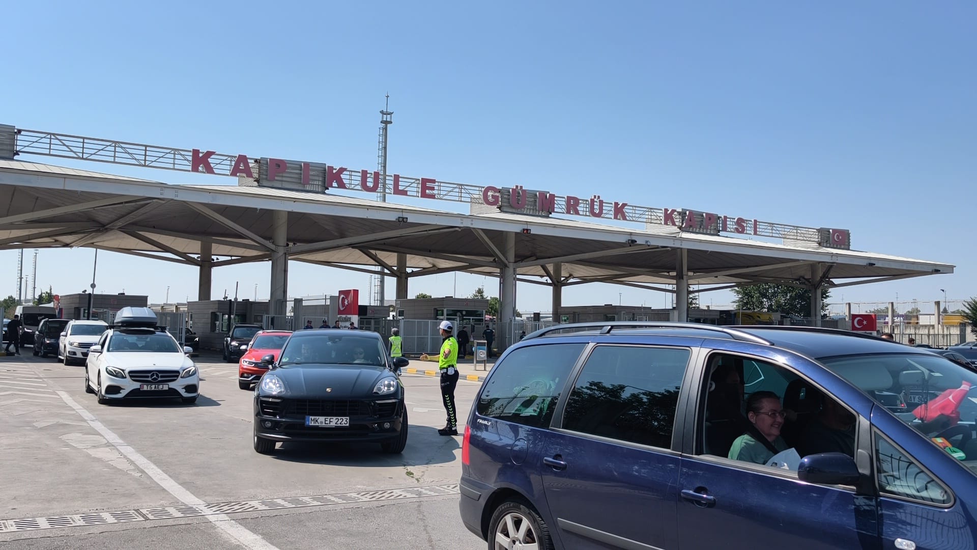 Bakan’da gurbetçileri Türk Bayrağı ile karşıladı, Edirne ciğeri ve badem ezmesi ikram etti!