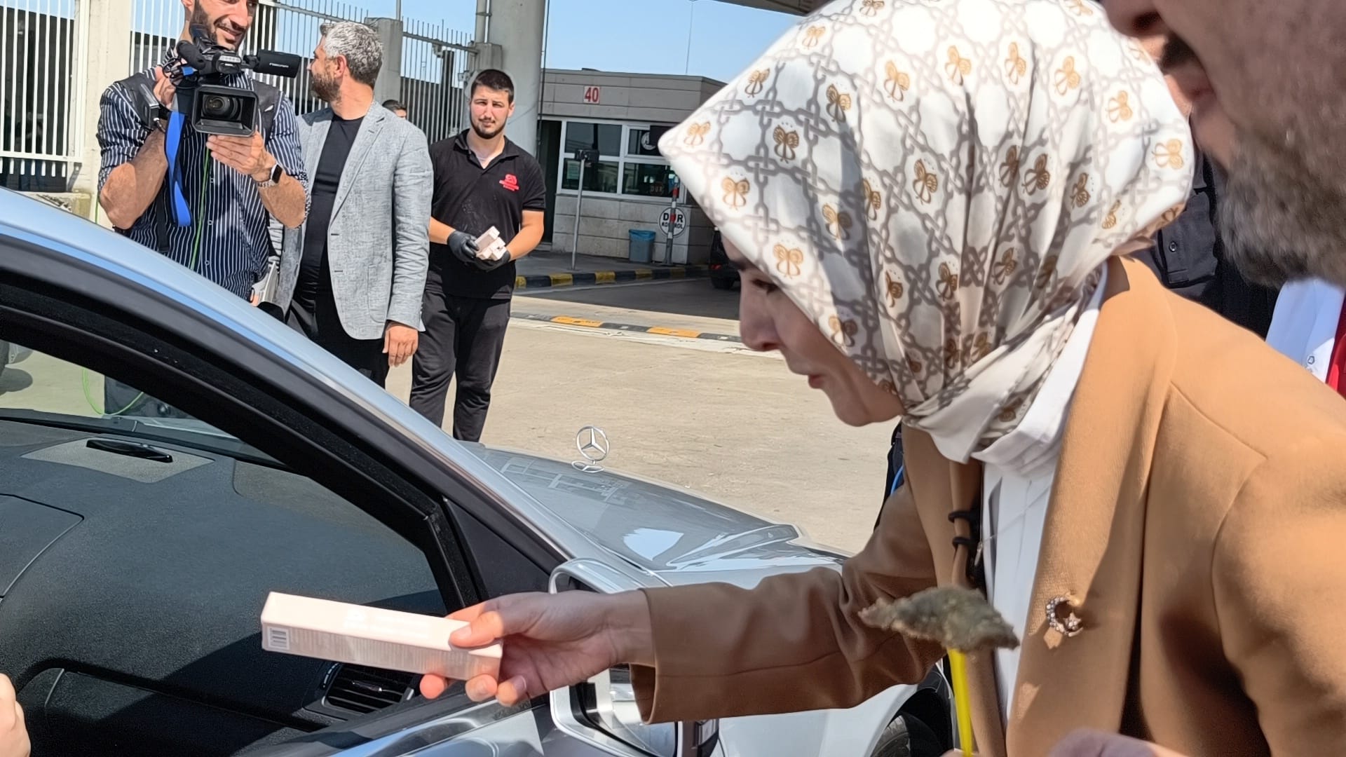 Bakan’da gurbetçileri Türk Bayrağı ile karşıladı, Edirne ciğeri ve badem ezmesi ikram etti!