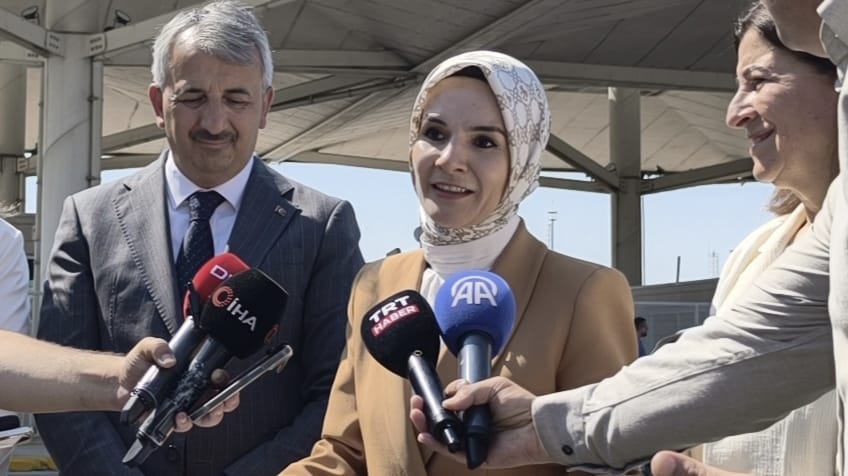 Bakan’da gurbetçileri Türk Bayrağı ile karşıladı, Edirne ciğeri ve badem ezmesi ikram etti!