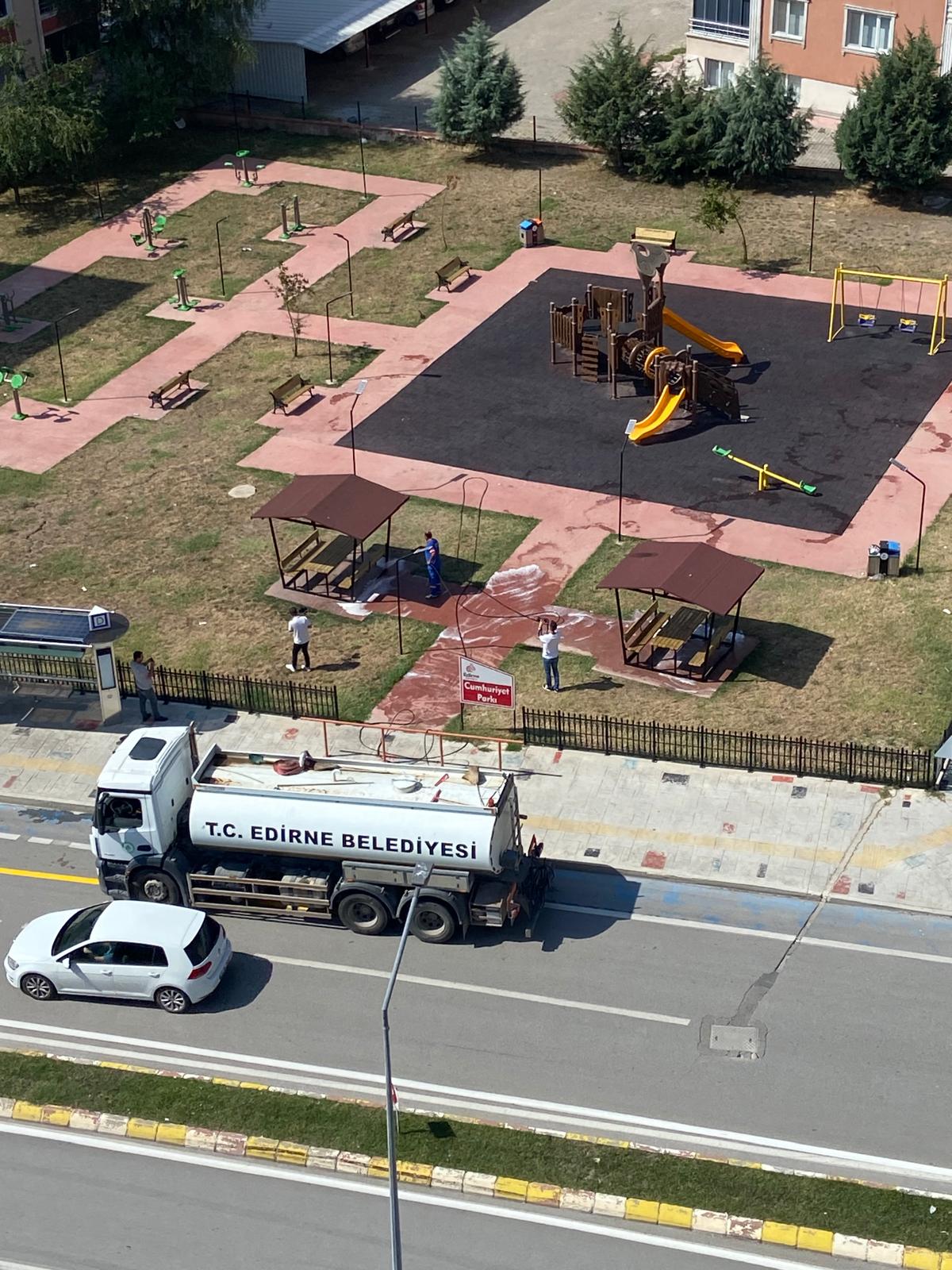 Edirne’de Parklar Sabunlu Suyla Yıkanıyor!