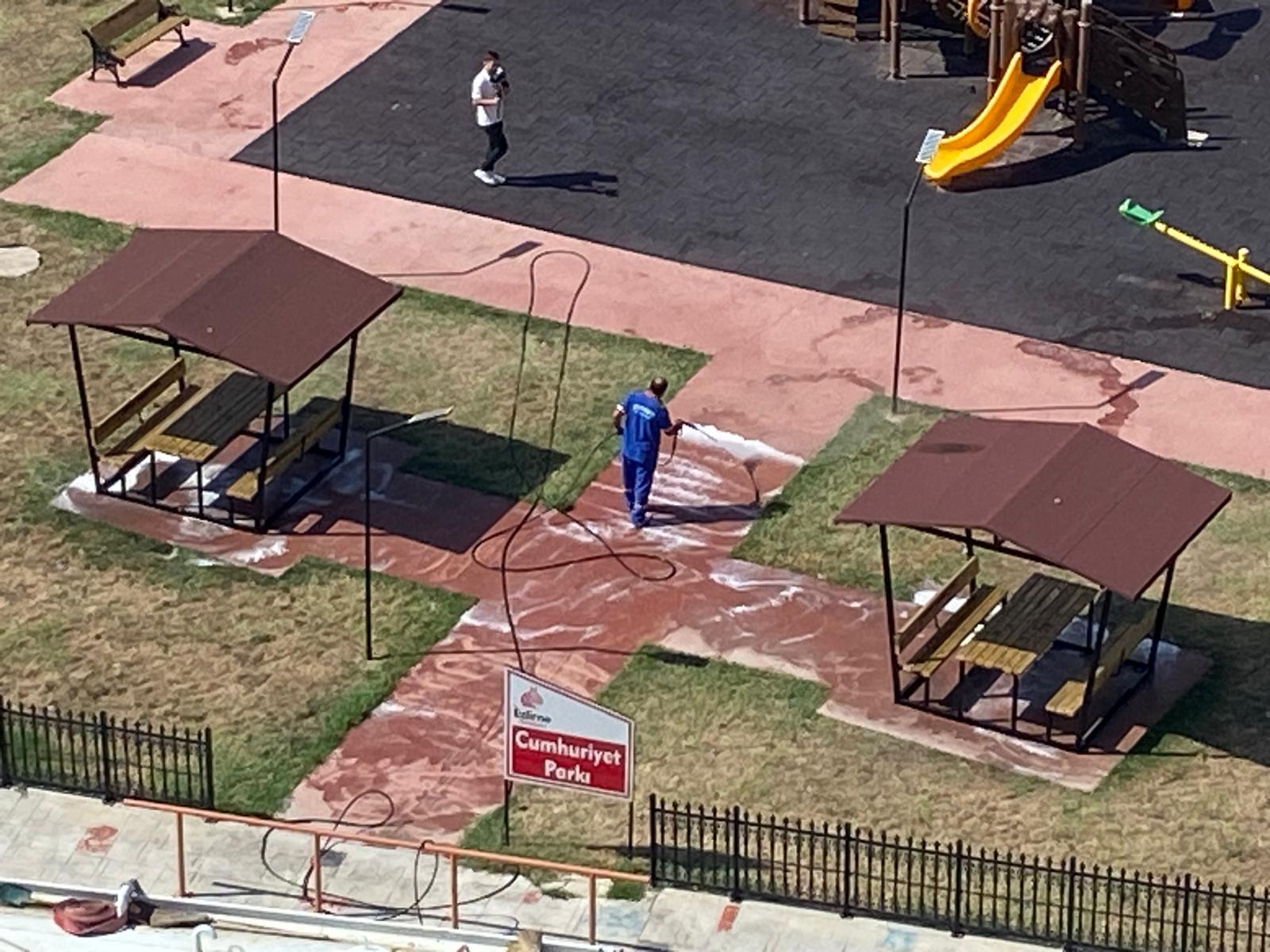 Edirne’de Parklar Sabunlu Suyla Yıkanıyor!