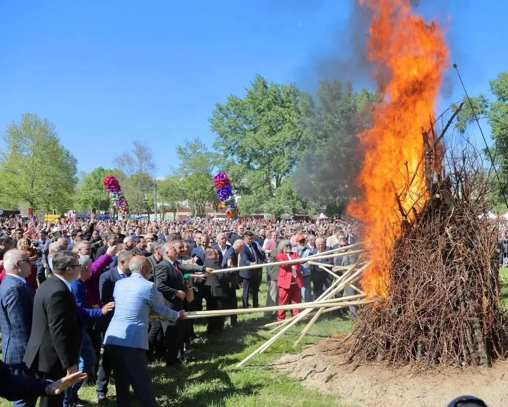 Edirne Belediyesi’nin organizasyonuyla düzenlenen UNESCO İnsanlığın Somut Olmayan Kültürel Mirası Listesi’ndeki Kakava ve Hıdırellez Şenlikleri’nde on binlerce kişi Sarayiçi’nde buluştu. Edirne Belediye Başkanı Filiz Gencan, organizasyona katkı sunan tüm kurumlara, çalışanlara ve vatandaşlara teşekkür etti.