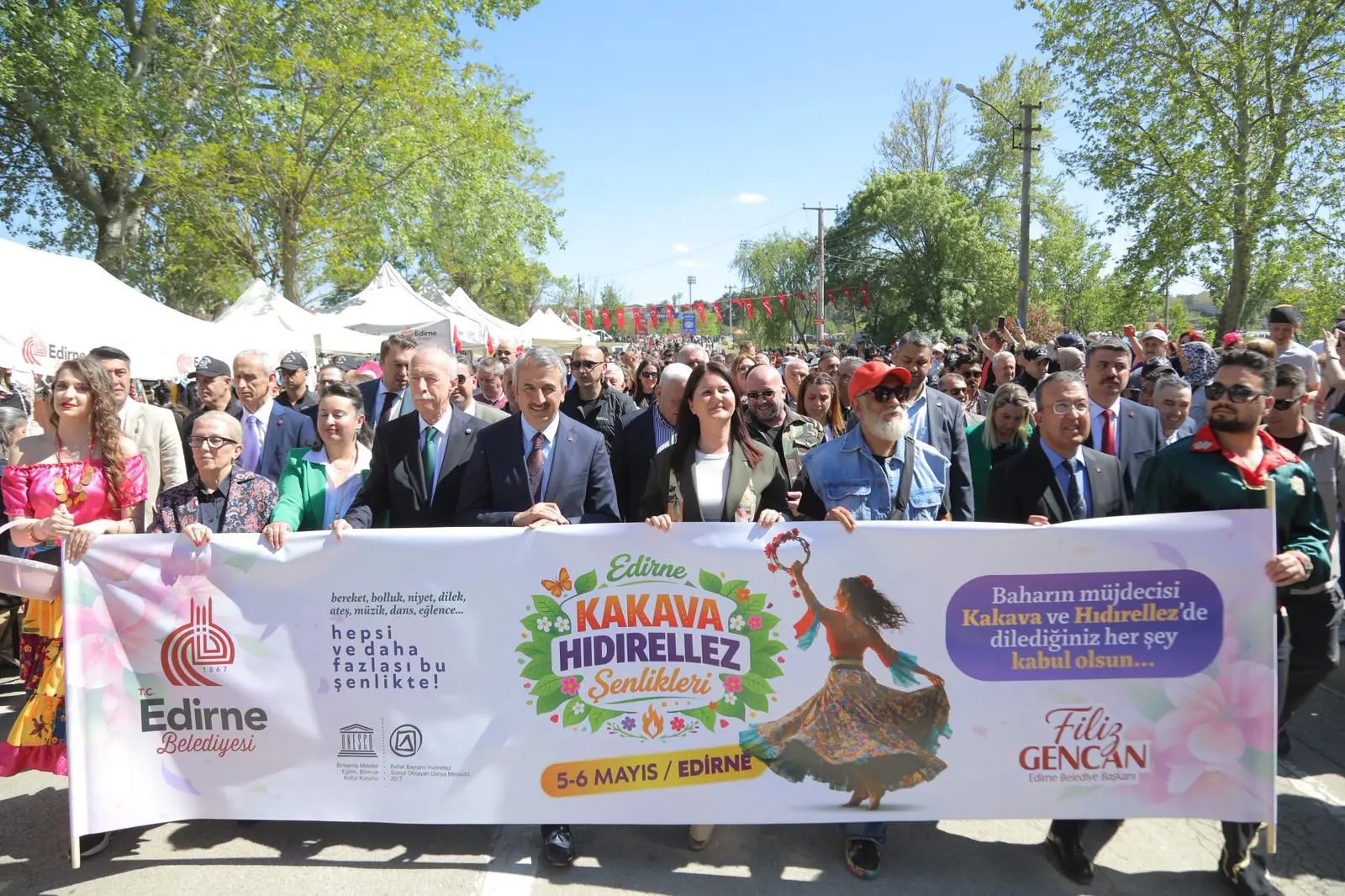 Şenlik alanındaki düzenlemeler, ulaşım organizasyonu, güvenlik önlemleri ve sahne programlarıyla birlikte Edirne, kültürüyle, misafirperverliğiyle ve güçlü organizasyon yapısıyla bir kez daha dikkat çekti.