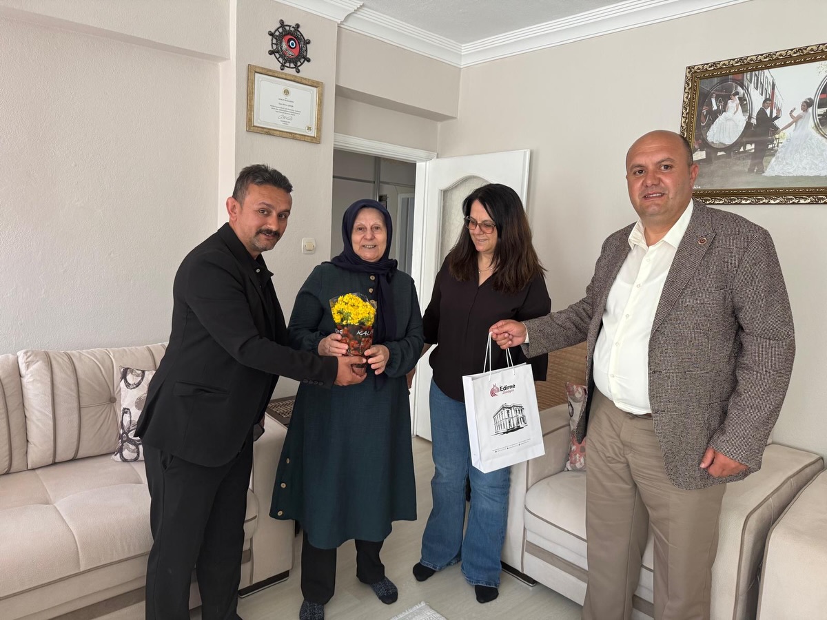 Edirne Belediyesi, Anneler Günü’nde vatan uğruna canlarını feda eden kahraman şehitlerimizin emanetlerini unutmadı. Belediye Başkan Yardımcısı ve Meclis Üyelerinden oluşan heyetler, kent merkezindeki şehit ailelerini evlerinde ziyaret ederek bu anlamlı günde onlara moral verdi.
